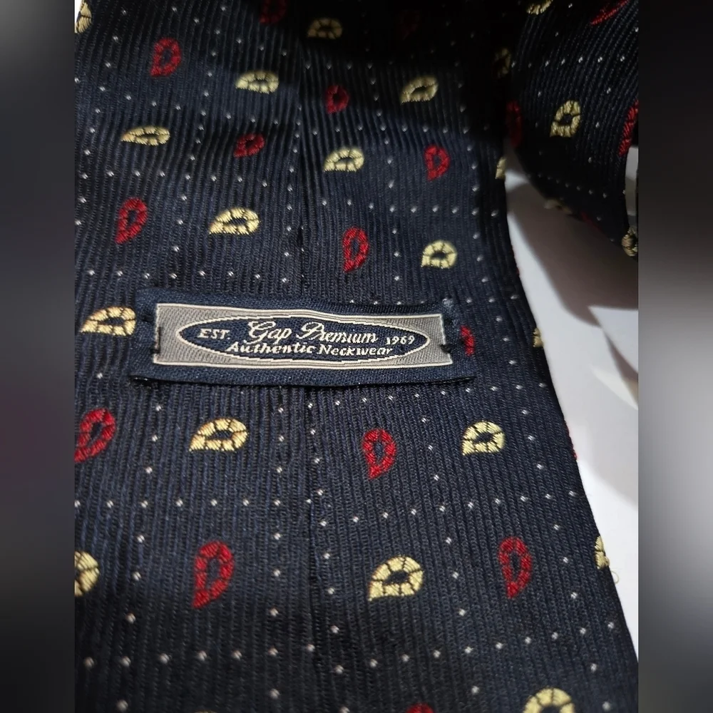 Vtg. Gap Elegant Blue and Gold Men's Tie